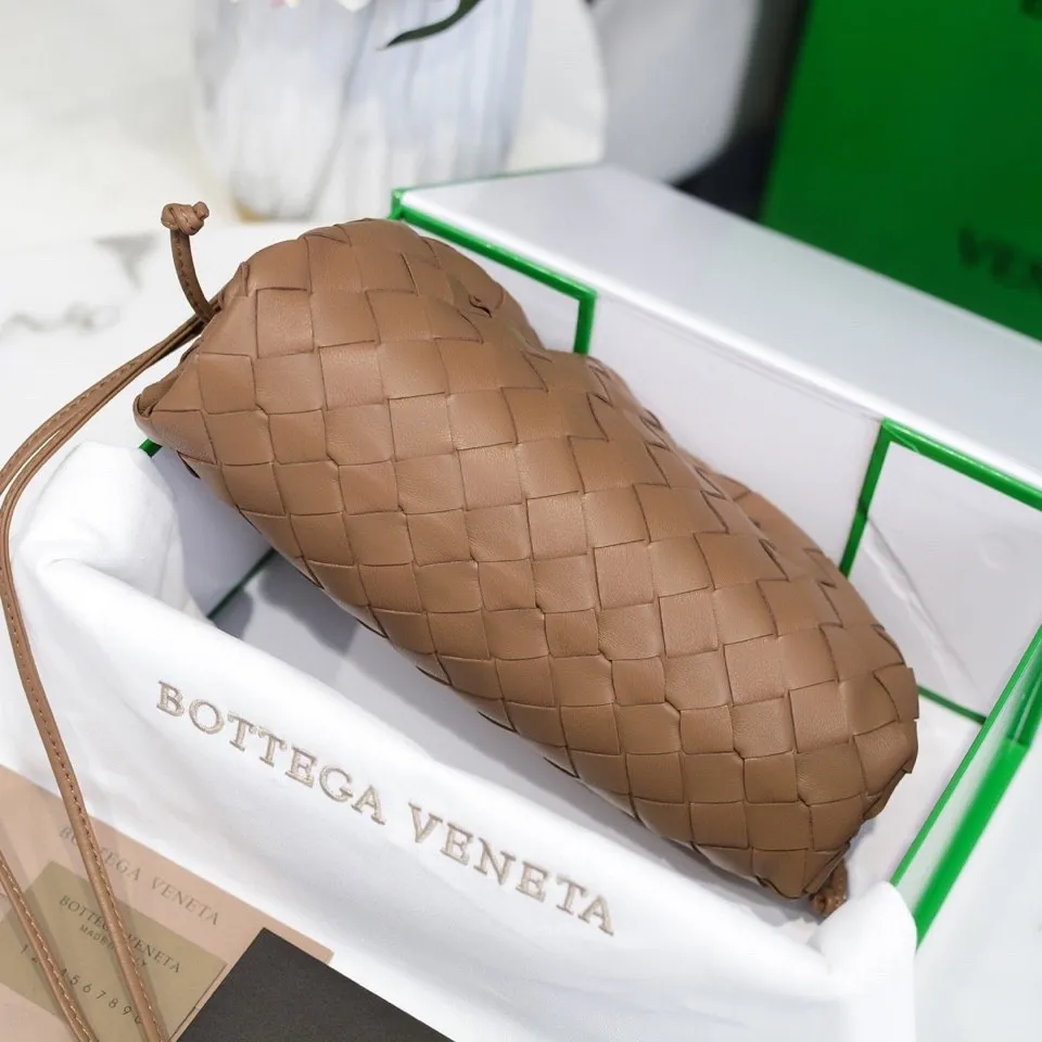 Batch 1260 Real shots👇Large plaid weaving The pouch cloud bag is the first series designed by former Celine designer Daniel Lee after joining BV. The upper body is extremely ecstatic ~ fashionable and classy ~ elegant and concise, lazy and intellectual size: 23*13*8 [Little Cloud Rough Weave#]